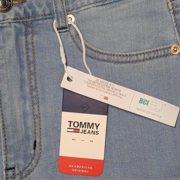 Tommy Jeans Women’s High Rise Embroidered Denim Shorts 28 NWT Light Wash Raw Hem - Picture 3 of 6